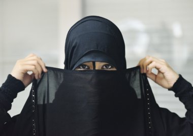 Güzel bir Müslüman Arapça kız portresi