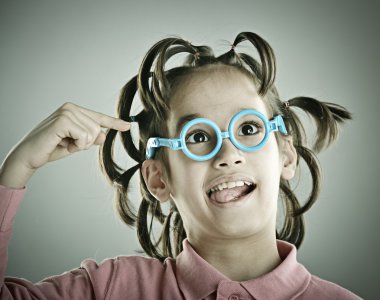 Komik çocuk saç modeli ile portresi