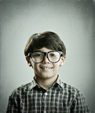 Küçük şirin çocuk poz