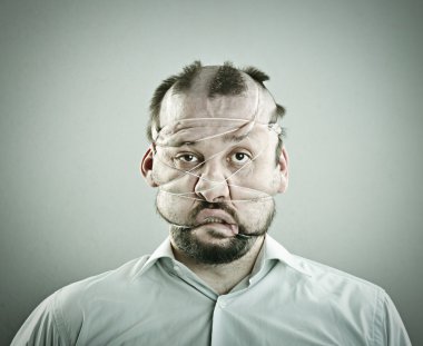 Kavramsal alışılmadık hairdress ile deli adam portresi
