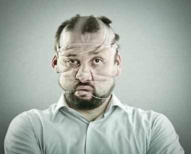 Kavramsal alışılmadık hairdress ile deli adam portresi