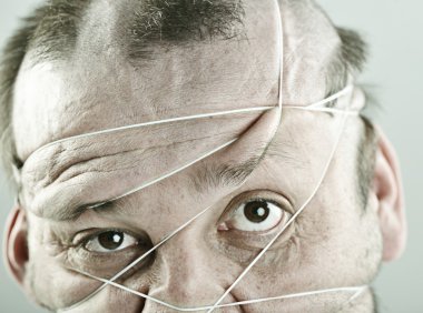 Kavramsal alışılmadık hairdress ile deli adam portresi