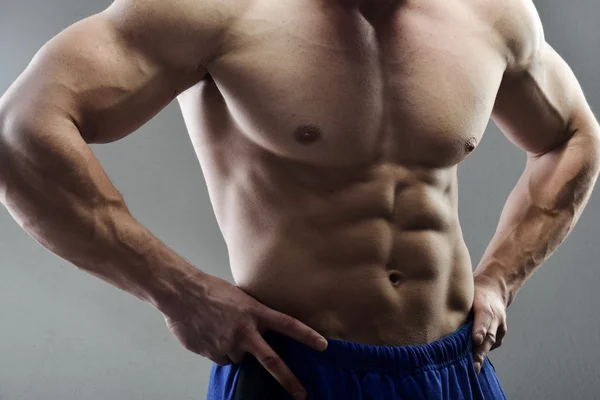 Muscular fisiculturista bonito posando em estúdio — Fotografia de Stock