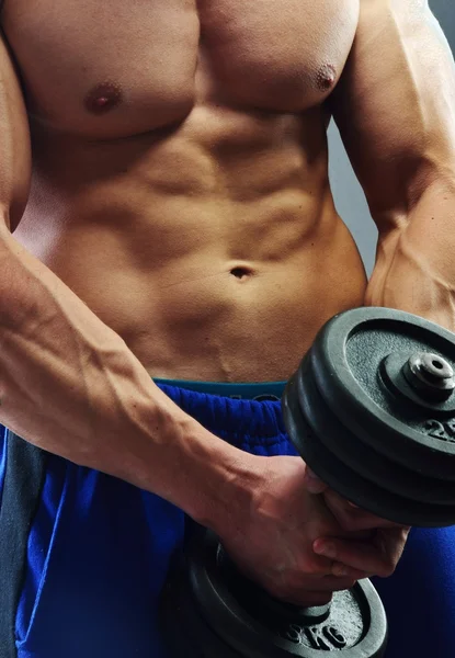 Muscular guapo culturista posando en estudio — Foto de Stock