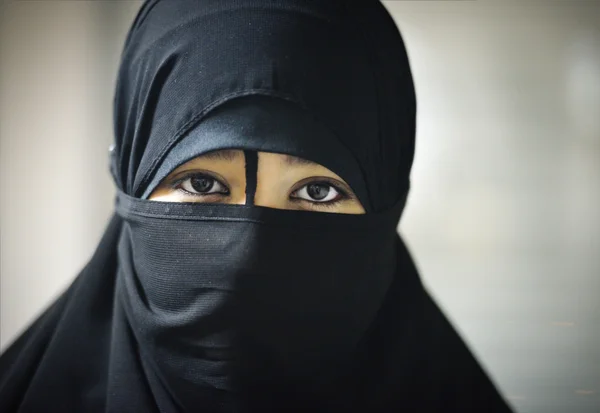 Portrait d'une belle fille arabe musulmane — Photo