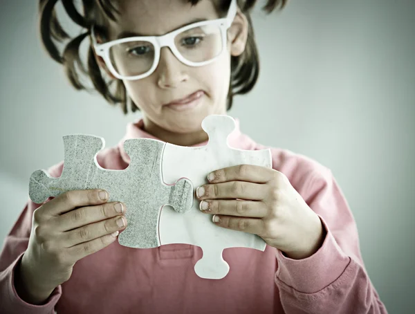 Aansluiten van de puzzel jongen — Stockfoto