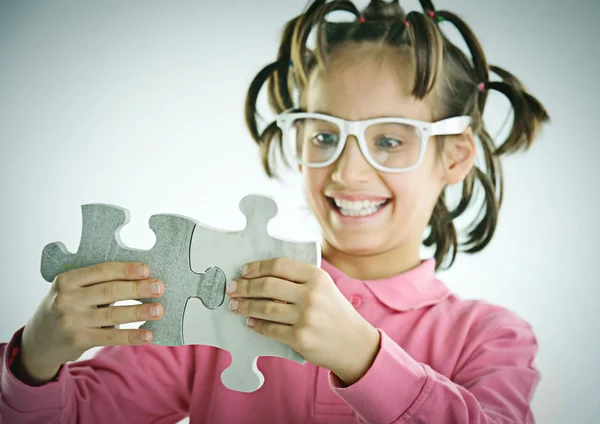 Ragazzo che collega il puzzle — Foto Stock