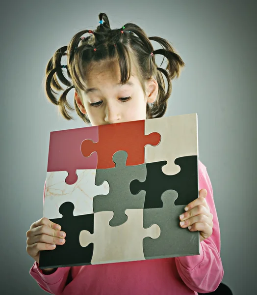 Aansluiten van de puzzel jongen — Stockfoto