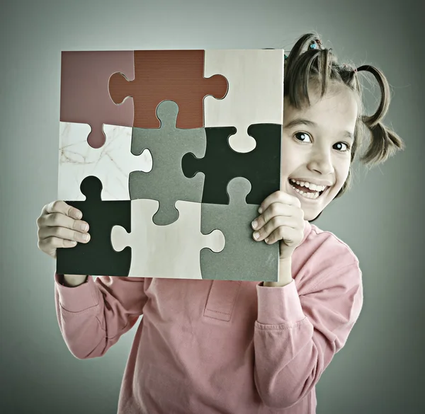 Miúdo a ligar o puzzle — Fotografia de Stock
