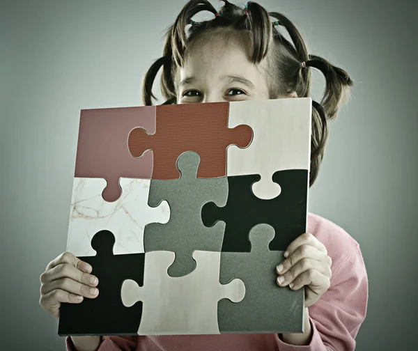 Kid connecting the jigsaw puzzle — Stock Photo, Image