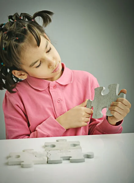 Kid connecting the jigsaw puzzle — Stock Photo, Image