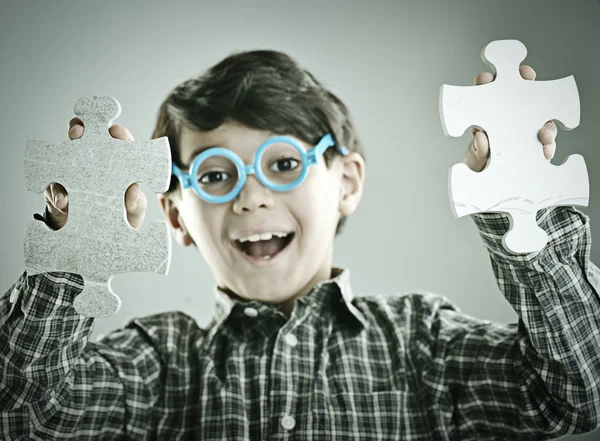 Kid spojující jigsaw puzzle — Stock fotografie