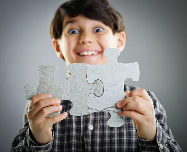 Kid spojující jigsaw puzzle — Stock fotografie