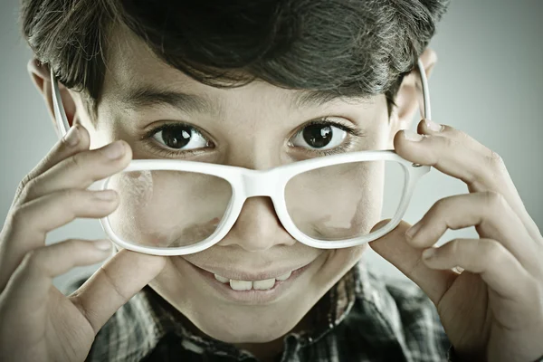 Piccolo ragazzo carino in posa per la fotografia stile retrò — Foto Stock