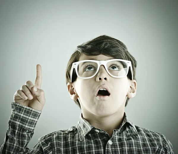 Niño lindo posando para la fotografía de estilo retro —  Fotos de Stock