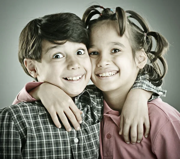 Piccoli ragazzi carini in posa per la fotografia in stile retrò — Foto Stock