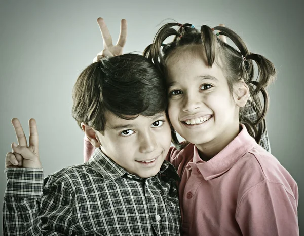 Pequeños chicos lindos posando — Foto de Stock