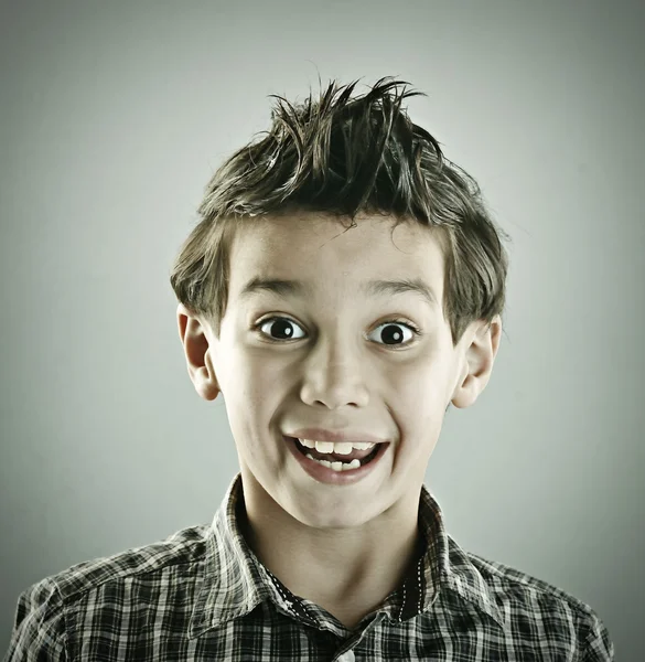 Pequeno menino bonito posando — Fotografia de Stock