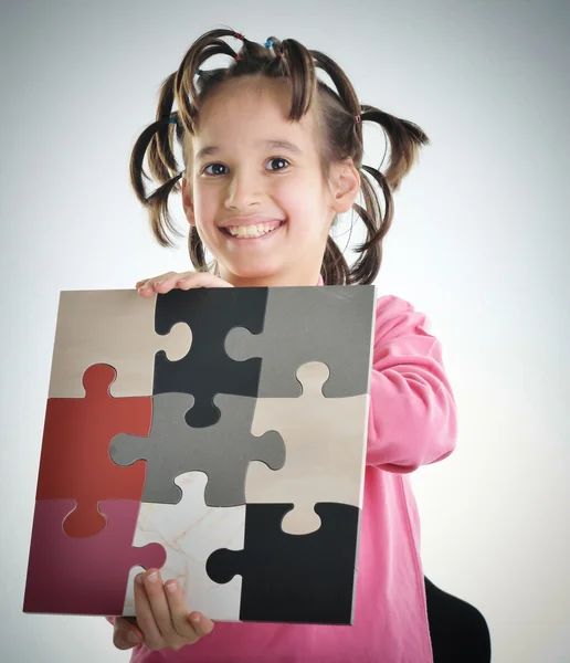 Kind verbindet das Puzzle lizenzfreie Stockfotos