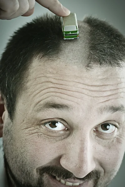 Image conceptuelle de la route alternative pour les voitures sur la tête de l'homme Photo De Stock