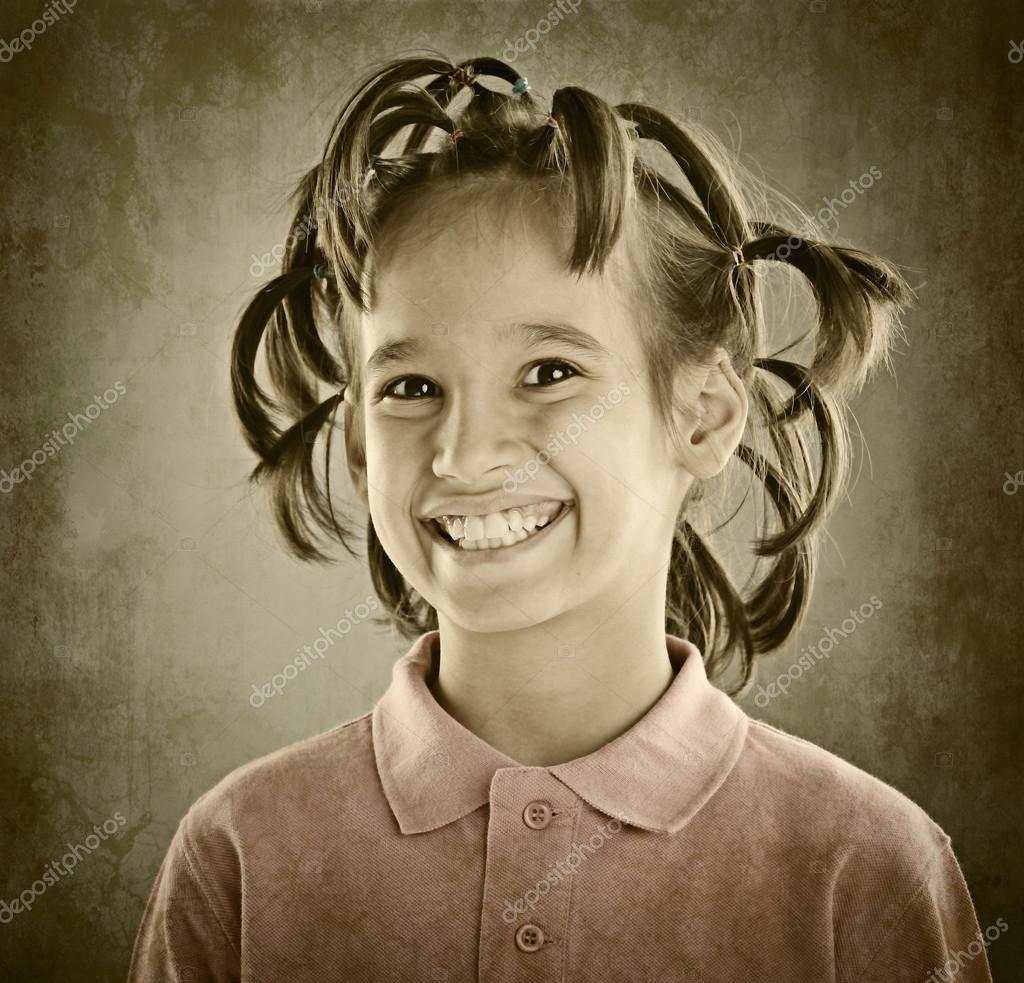 髪型と子供の面白い肖像画 ストック写真 Zurijeta 98311514
