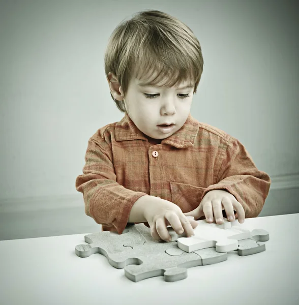 Baby två år gammal poserar — Stockfoto