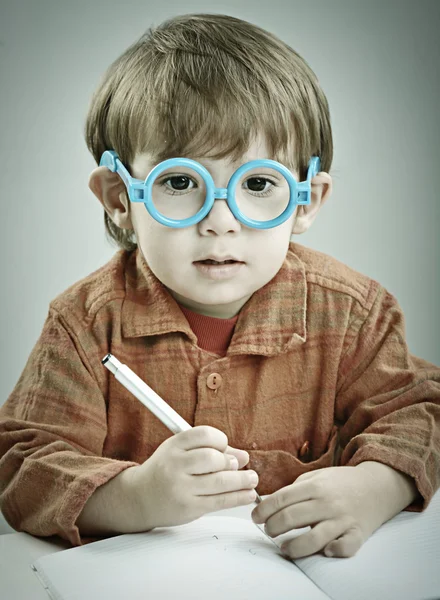 Baby zwei Jahre alt posiert — Stockfoto