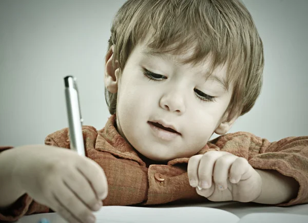 Baby zwei Jahre alt posiert — Stockfoto