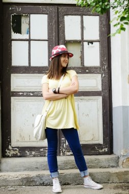 Fotoğraflar için poz sokakta genç genç kız