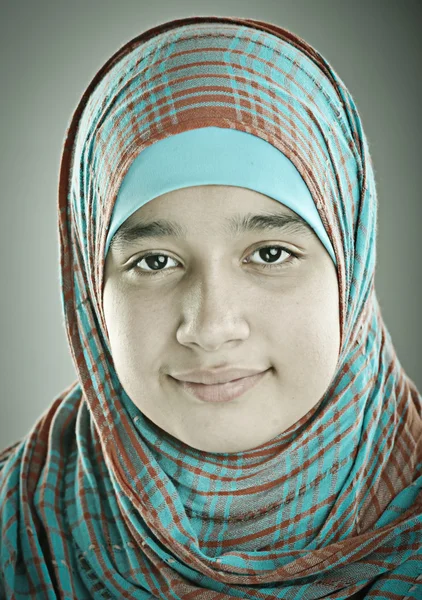 Retrato de una hermosa chica árabe musulmana —  Fotos de Stock