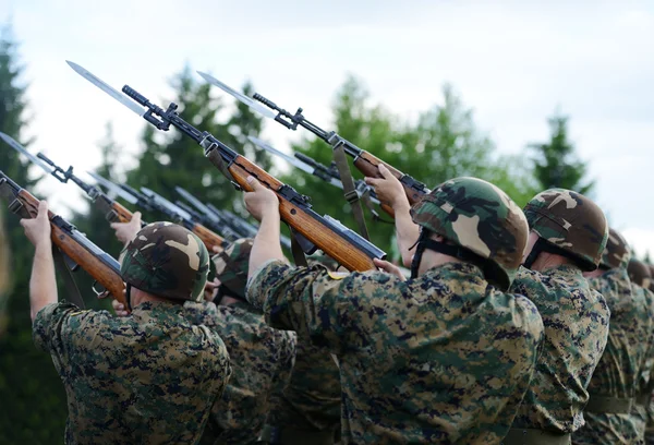 Soldados Com Uniforme Camuflagem Militar Formação Exército Tiro Espingardas Openin — Fotografia de Stock