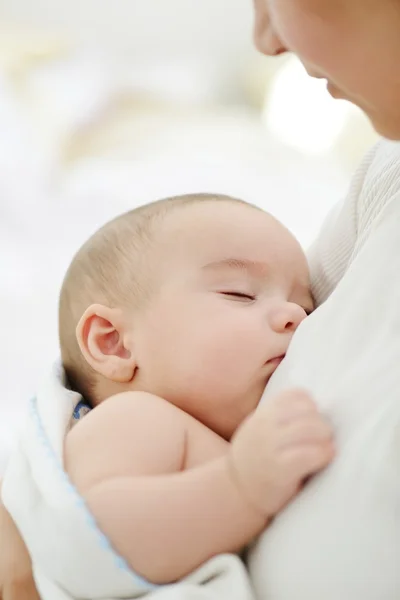 Schattige babyjongen — Stockfoto