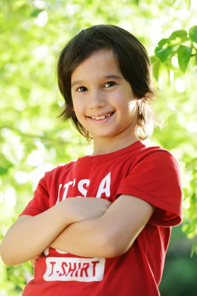 Kid in park op felle zomerdag — Stockfoto