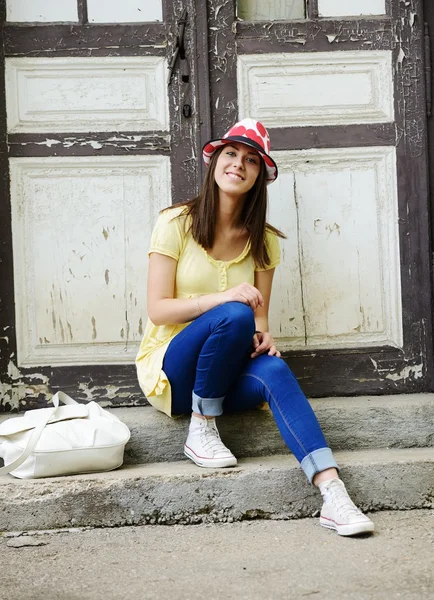 Young teenage girl on the street posing for photos — Stock Photo, Image