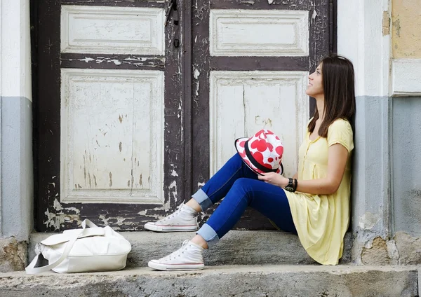 Jovem adolescente na rua posando para fotos — Fotografia de Stock