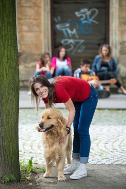 Güzel genç kız bir köpek sarılma