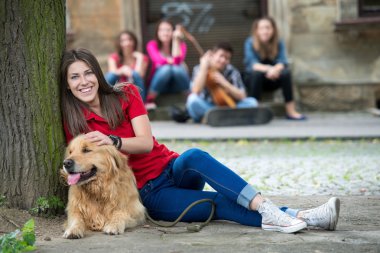 Güzel genç kız bir köpek sarılma