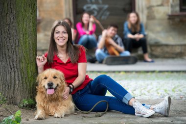 Güzel genç kız bir köpek sarılma