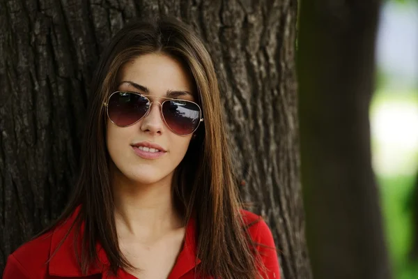 Chica en el parque posando — Foto de Stock