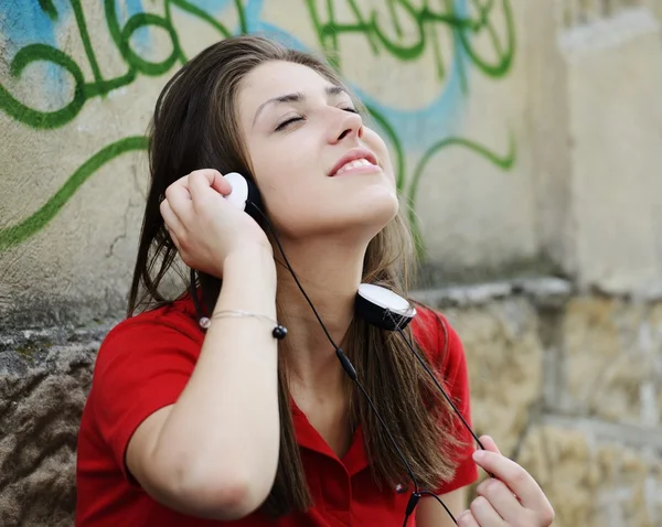 Young girl on the street posing for photos — Stock Photo, Image