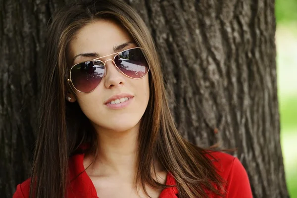 Chica en el parque posando — Foto de Stock