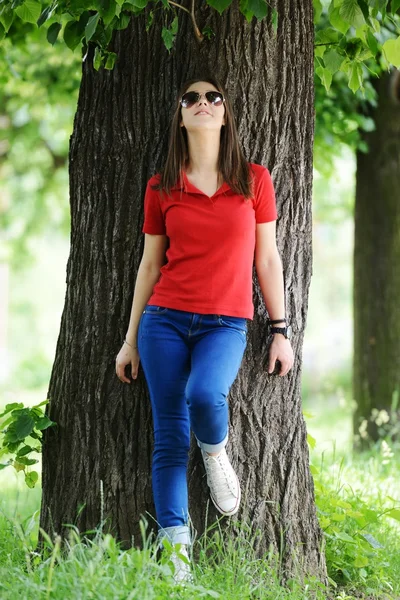Chica en el parque posando —  Fotos de Stock