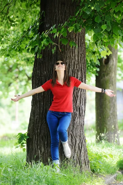 Mädchen posiert im Park — Stockfoto