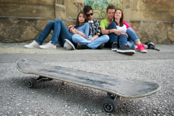 Skateboard Stadsgata Med Tonåringar Bakgrunden — Stockfoto