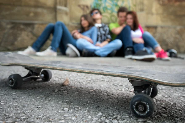 Skateboard Rustend Een Betonnen Stoep — Stockfoto