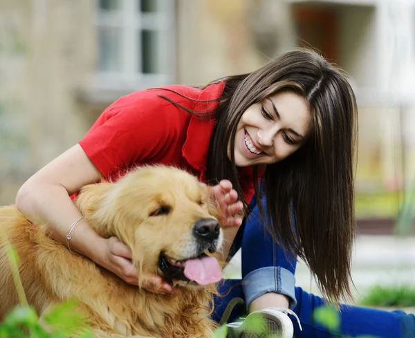 Belle adolescente câlinant un chien Photo De Stock