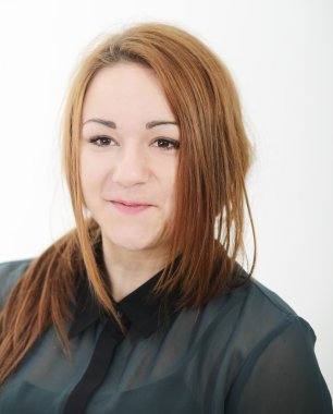 Kız stüdyoda poz veriyor.