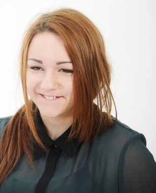 Kız stüdyoda poz veriyor.