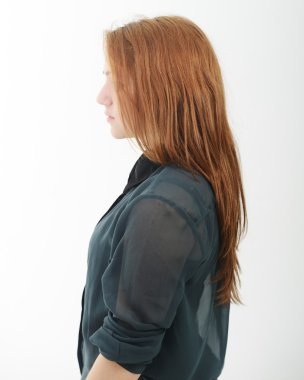 Kız stüdyoda poz veriyor.