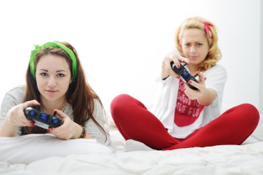 Kızlar yatak odasında yatakta iyi eğlenceler